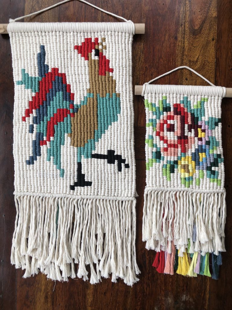 En la imagen aparece diferentes tapices realizados con la técnica de macramé festón