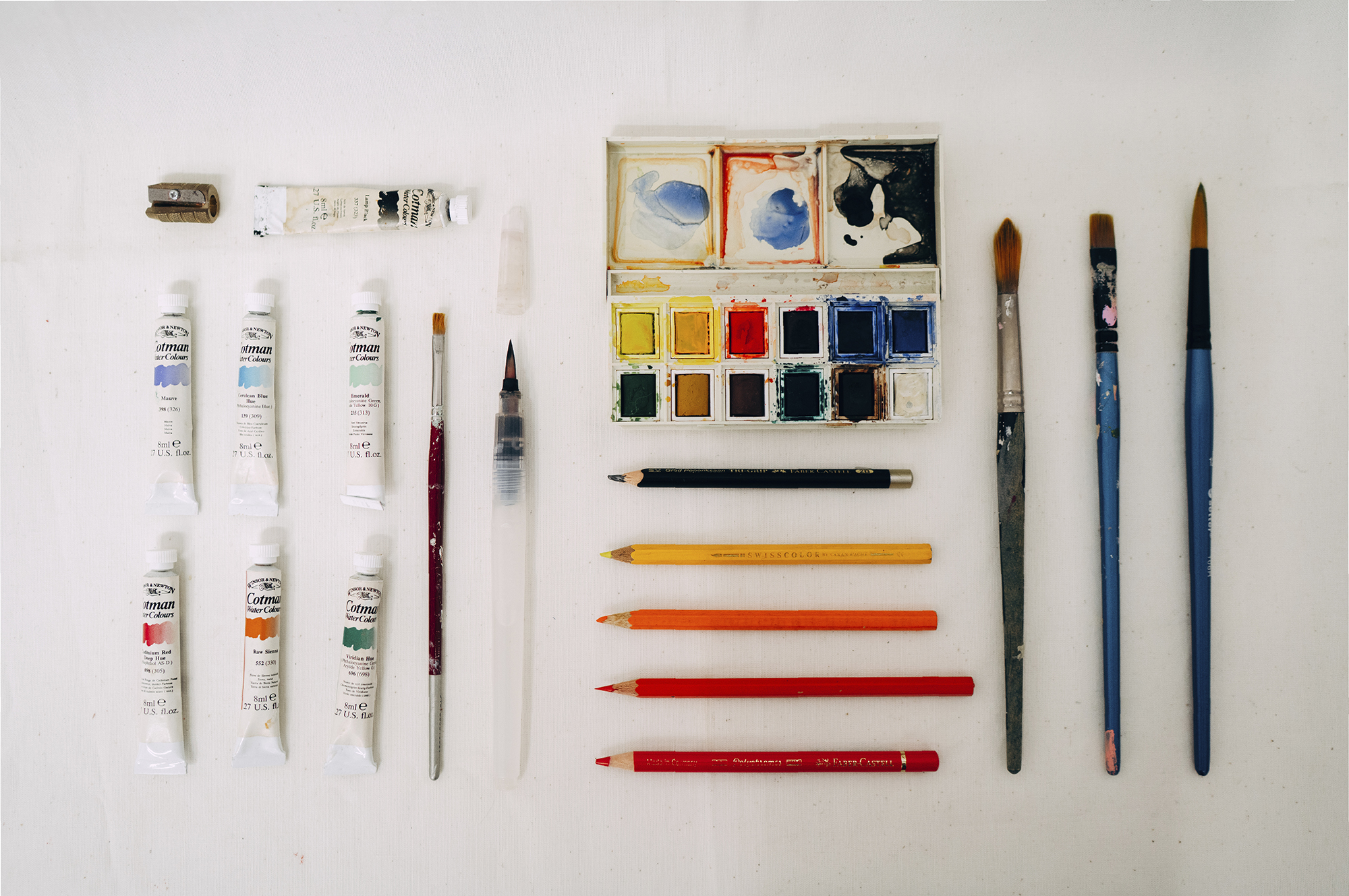 Lápices y diferentes tipos de acuarelas de colores